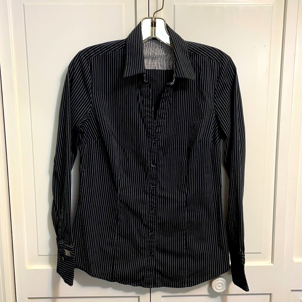 Express brand button down black/white stripe lightly stretchable top   SZ-Medium